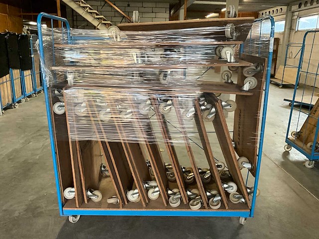 Meubelhondjes in magazijnkar - afbeelding 1 van  12