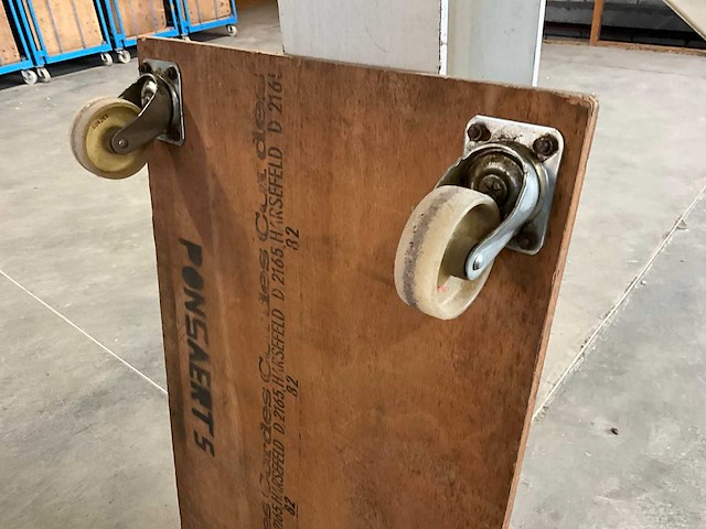 Meubelhondjes in magazijnkar - afbeelding 11 van  12