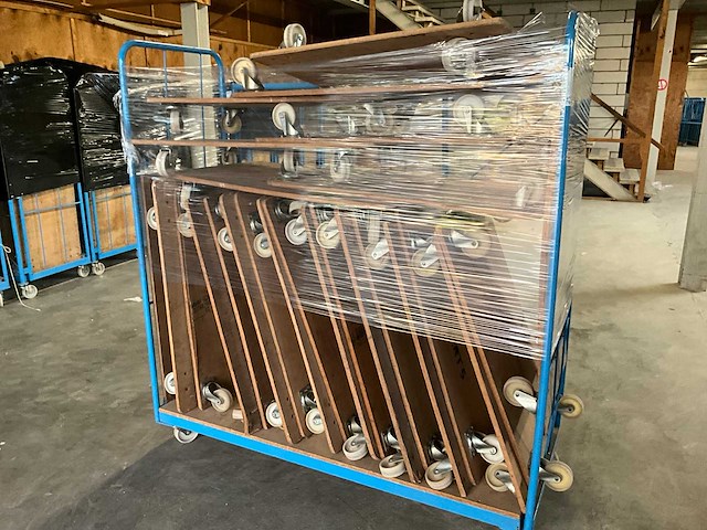 Meubelhondjes in magazijnkar - afbeelding 5 van  12