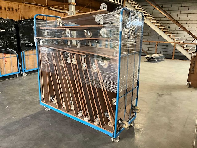 Meubelhondjes in magazijnkar - afbeelding 2 van  12