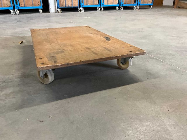 Meubelhondjes in magazijnkar - afbeelding 9 van  12