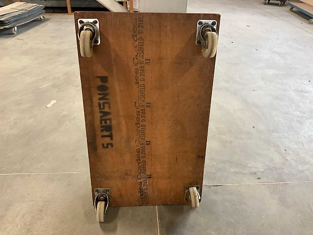 Meubelhondjes in magazijnkar - afbeelding 10 van  12