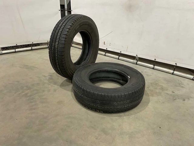 Michelin agilis autoband 225/75 (2x) - afbeelding 1 van  6