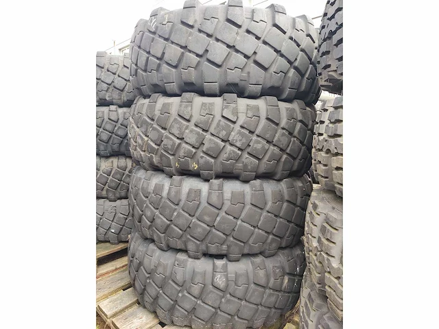 Michelin xml - 325/85r16 - banden, wielen en velgen (4x) - afbeelding 2 van  6