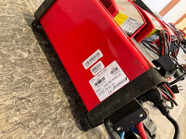 Micropower - 24v 60a - acculaders - - afbeelding 2 van  2