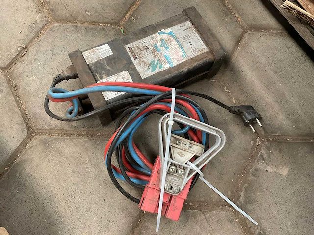 Micropower sharp 24/60 acculader - afbeelding 1 van  4
