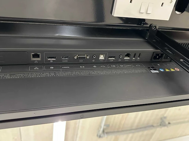 Microsoft surface hub v1 55" scherm inclusief transport koffer - afbeelding 9 van  11