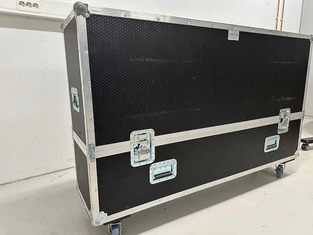 Microsoft surface hub v1 55" scherm inclusief transport koffer - afbeelding 10 van  11