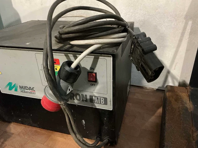 Midac - 48v 100a - acculaders - afbeelding 2 van  3