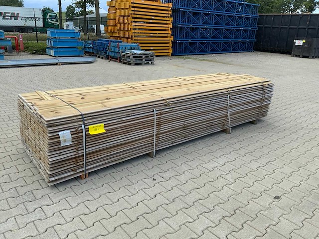 Midden europees grenen - overhangend rabatdeel 3600x145x18mm (196x) - afbeelding 1 van  10