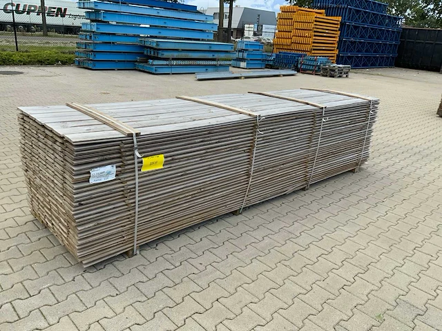 Midden europees grenen - overhangend rabatdeel 3600x145x18mm (224x) - afbeelding 1 van  10