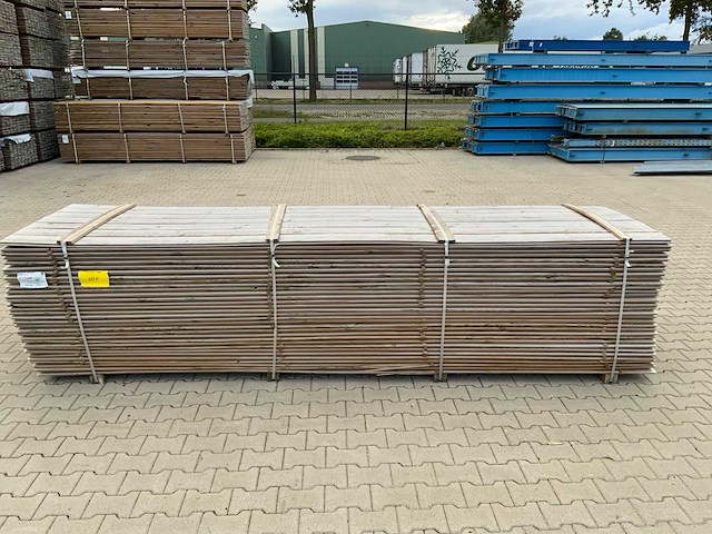 Midden europees grenen - overhangend rabatdeel 3600x145x18mm (224x) - afbeelding 3 van  10