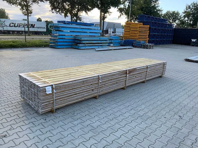 Midden europees grenen - overhangend rabatdeel 5000x145x18mm (168x) - afbeelding 1 van  8