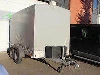 Middenas aanhangwagen hapert met kenteken 18-wn-zg. bouwjaar 2016 met opgebouwde huif en disselkoffer.
