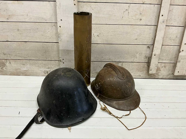 Militaria helmen en kogelhuls 1918 (3x) - afbeelding 1 van  9