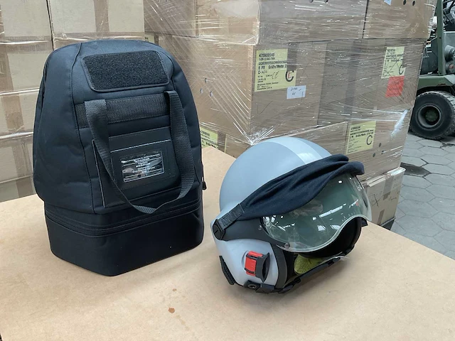 Military pilot helmet - afbeelding 1 van  7