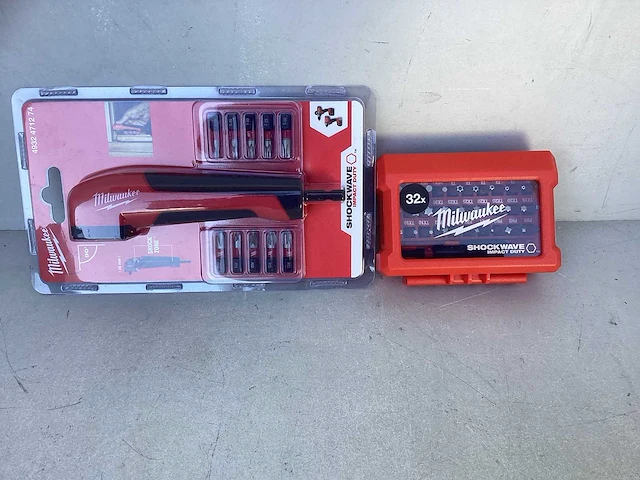 Milwaukee 4932471274 haakse schroefkop shockwave + 31 delige bitset - afbeelding 1 van  2