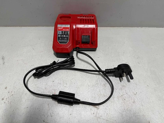 Milwaukee accu lader - afbeelding 1 van  2