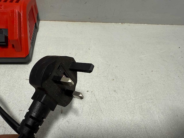 Milwaukee accu lader - afbeelding 2 van  2