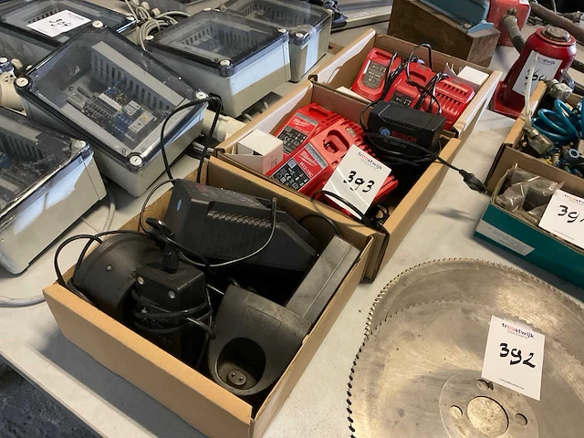 Milwaukee/ bosch acculader - afbeelding 1 van  5