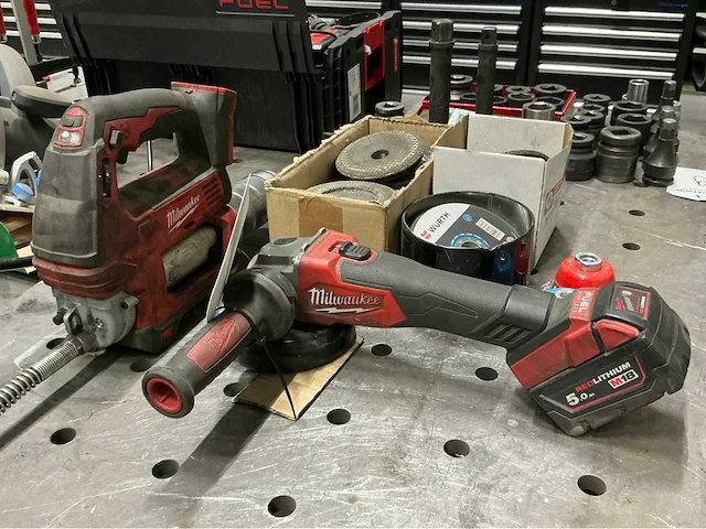 Milwaukee haakse slijpmachine en vetspuit - afbeelding 1 van  6