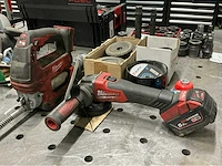 Milwaukee haakse slijpmachine en vetspuit - afbeelding 1 van  6