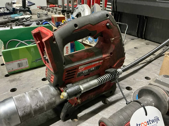 Milwaukee haakse slijpmachine en vetspuit - afbeelding 2 van  6