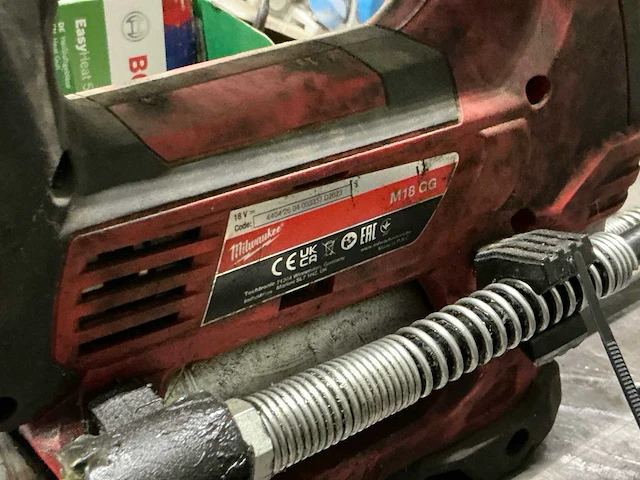 Milwaukee haakse slijpmachine en vetspuit - afbeelding 3 van  6