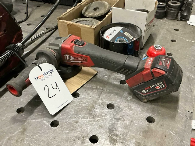 Milwaukee haakse slijpmachine en vetspuit - afbeelding 4 van  6