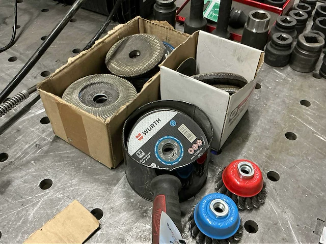 Milwaukee haakse slijpmachine en vetspuit - afbeelding 6 van  6