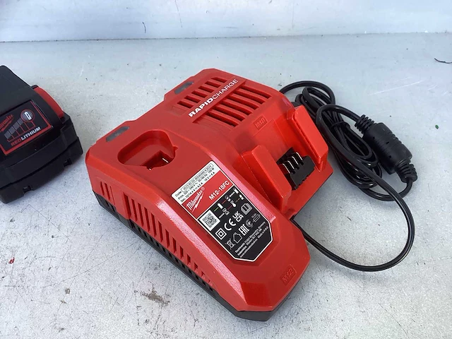 Milwaukee m12-18 fc universele snellader + met 5ah accu - afbeelding 3 van  3