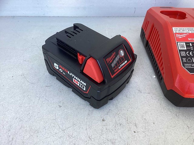 Milwaukee m12-18 fc universele snellader + met 5ah accu - afbeelding 2 van  3