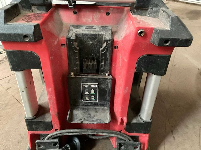 Milwaukee m18 charger bouwradio - afbeelding 2 van  2