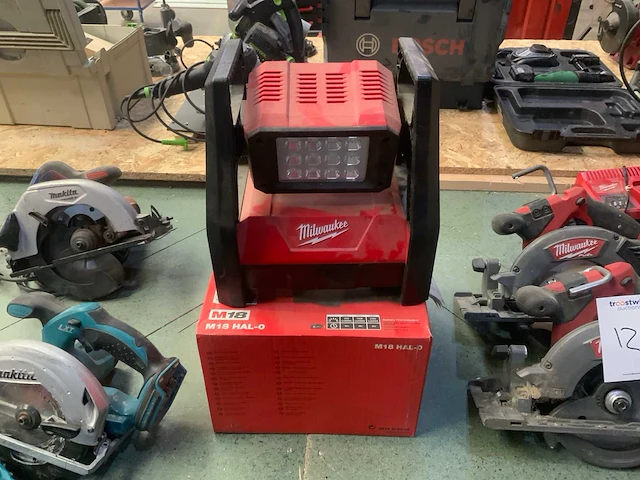 Milwaukee m18 hal bouwlamp - afbeelding 1 van  5