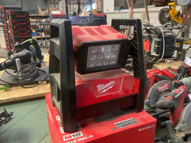 Milwaukee m18 hal bouwlamp - afbeelding 2 van  5