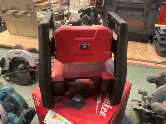 Milwaukee m18 hal bouwlamp - afbeelding 3 van  5