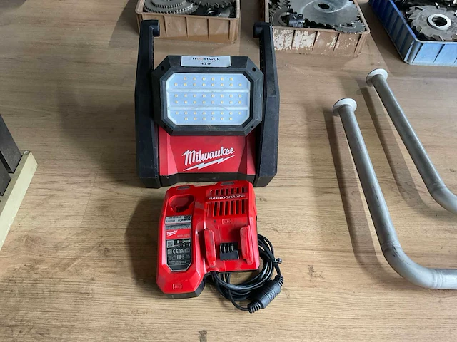 Milwaukee m18 hoal bouwlamp - afbeelding 1 van  2