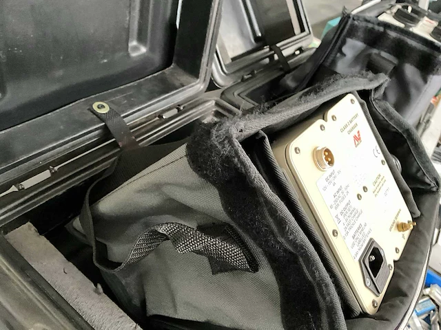 Minelab acculader - afbeelding 2 van  3