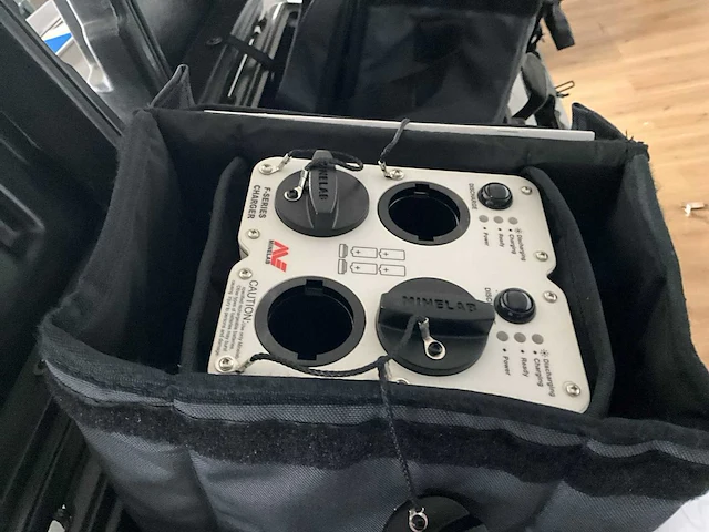 Minelab f-series acculader - afbeelding 3 van  3