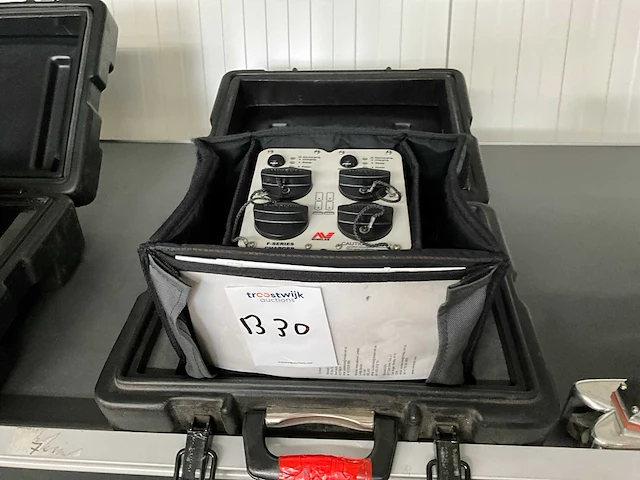 Minelab f-series acculader - afbeelding 1 van  3
