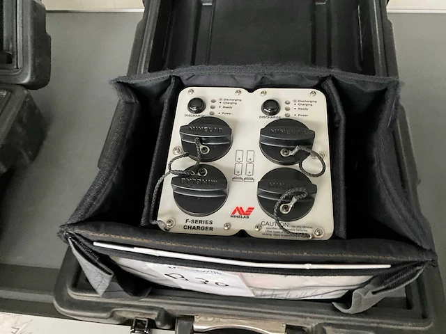Minelab f-series acculader - afbeelding 2 van  3