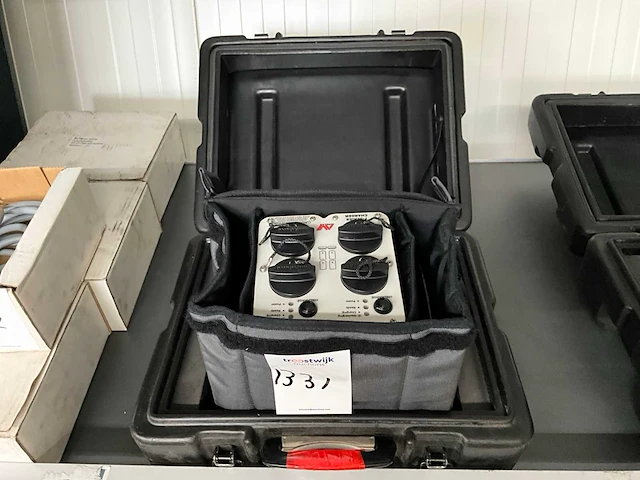 Minelab f-series acculader - afbeelding 1 van  3
