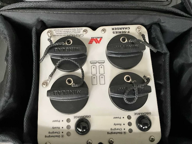 Minelab f-series acculader - afbeelding 3 van  3