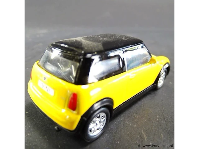 Mini cooper geel-zwart - afbeelding 2 van  3