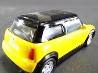 Mini cooper geel-zwart - afbeelding 2 van  3