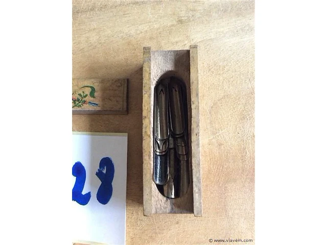 Mini pennenbakje ( hout ) met pennen - afbeelding 2 van  3