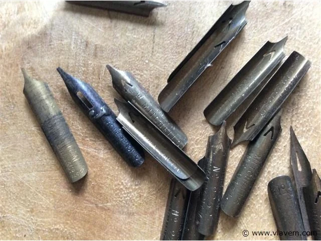 Mini pennenbakje ( hout ) met pennen - afbeelding 3 van  3