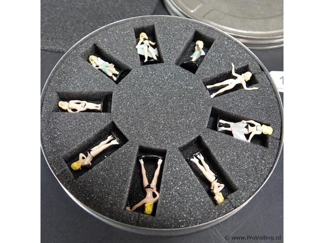 Mini striptease van dany décotoys, 9 beeldjes, gelimiteerde en genummerde oplage - afbeelding 3 van  5