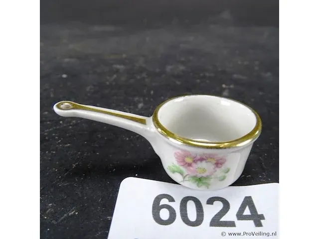 Miniatuur porseleinen steelpan - afbeelding 1 van  3