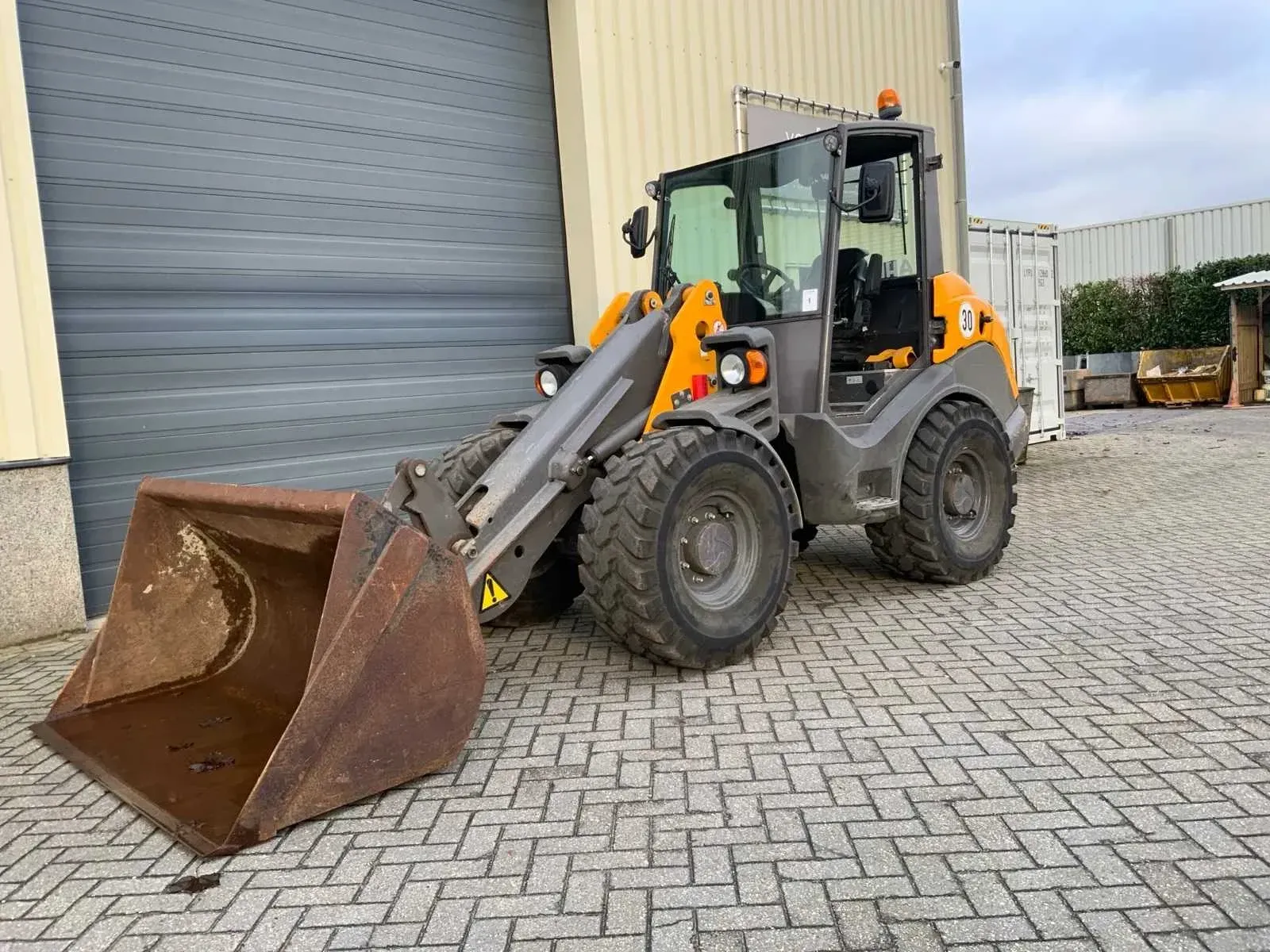 Minigraver, shovel, gereedschappen en gebruikte bouwmaterialen